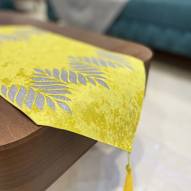 رانر طرح پیچک مخمل زرد چرم نقره ای اکلیلی