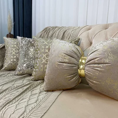 ست کوسن 4عددی طرح اسلیمی مخمل کرم نسکافه چرم طلایی اکلیلی