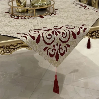 رومیزی طرح داماس مخمل طلاکوب کرم نسکافه مخمل زرشکی