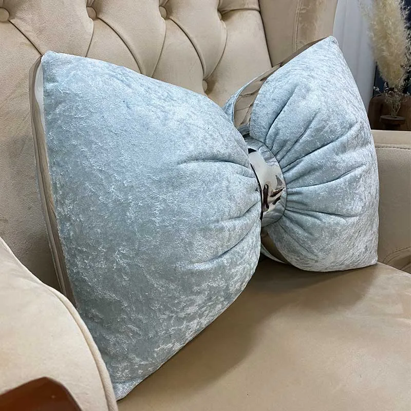 کوسن پاپیون سه بعدی مخمل آبی روشن ابروبادی شاین چرم نقره ای