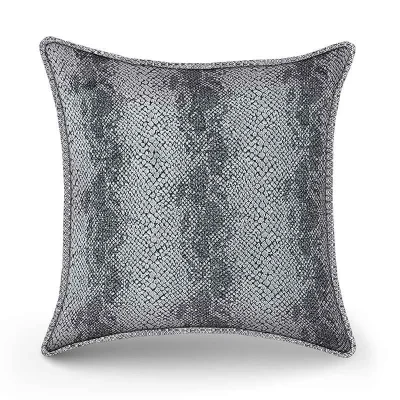 کوسن مربعی طرح ماریتا مخمل طوسی نقره ای پوست ماری