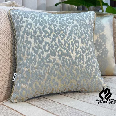 کوسن مربعی طرح ماریتا مخمل آبی آسمانی پلنگی