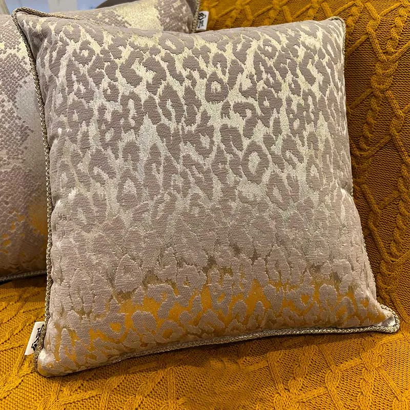 کوسن مربعی طرح ماریتا مخمل کرم نسکافه پلنگی کوسن مربعی طرح ماریتا مخمل کرم نسکافه پلنگی