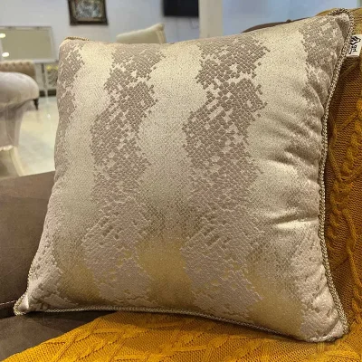 کوسن مربعی طرح ماریتا مخمل کرم نسکافه پوست ماری