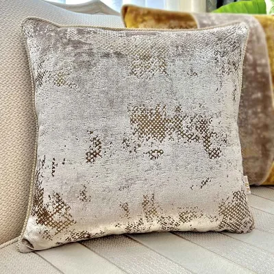 کوسن مربعی طرح الماس مخمل کرم نسکافه طرحدار