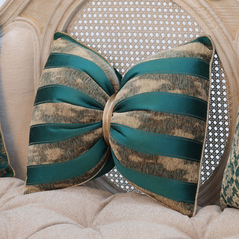 کوسن پاپیون طرح خاتون مخمل سبز کرم نسکافه موازی